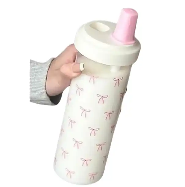 Pahar din plastic cu pai și motiv de fundițe 700 ml Sticlă din plastic albă pentru băuturi cu capac și pai pentru băuturi reci - Retur ușor